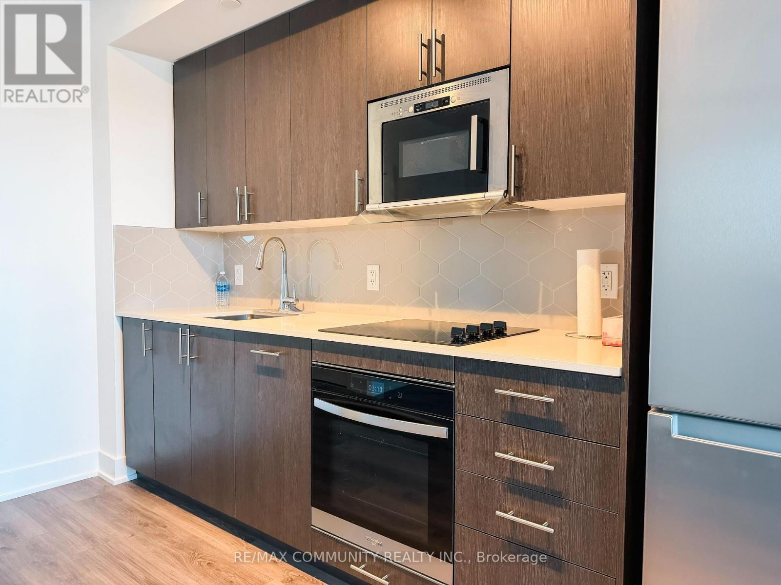 1136 - 2545 Simcoe Street N, Oshawa, ON - Indoor Photo Showing Kitchen With Upgraded Kitchen