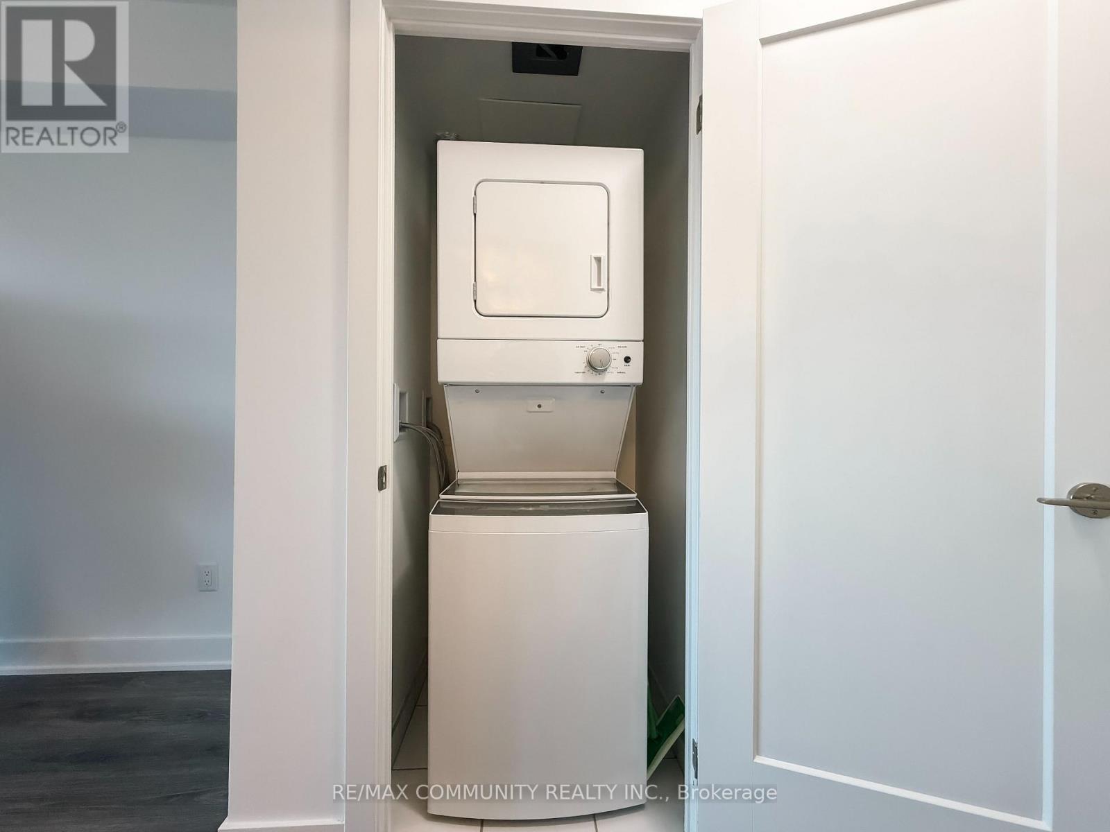 1136 - 2545 Simcoe Street N, Oshawa, ON - Indoor Photo Showing Laundry Room