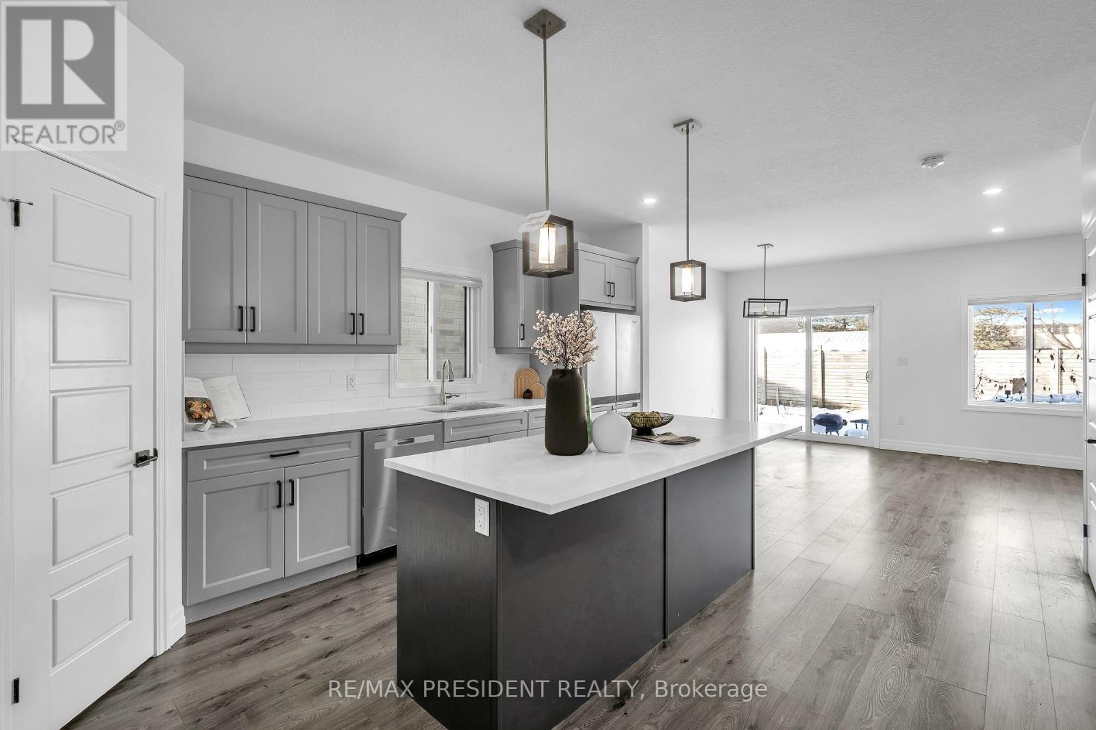 9'ceiling on Main Floor - 133 Marconi Court, London East, ON - Indoor Photo Showing Kitchen With Upgraded Kitchen