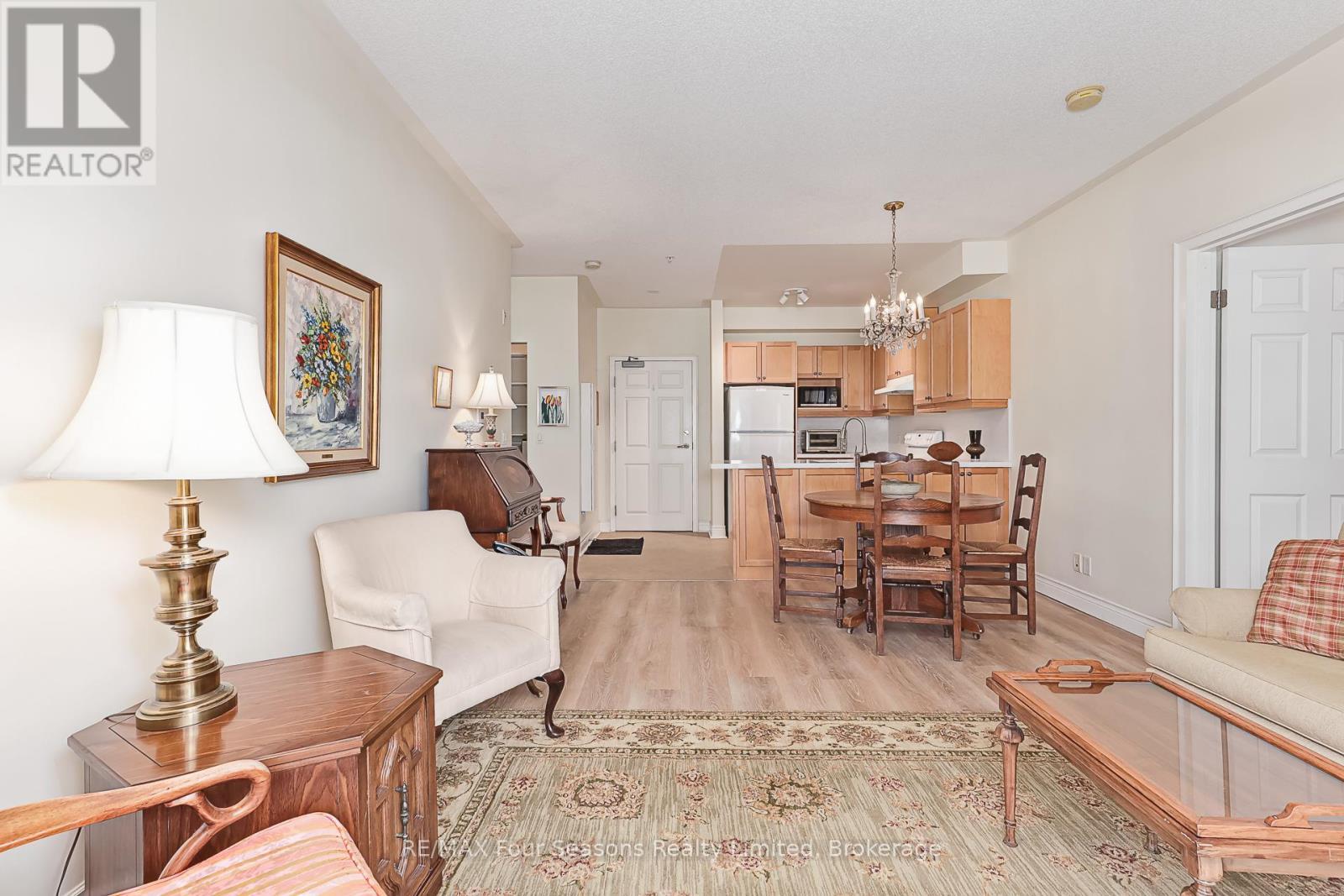 310 - 91 Raglan Street, Collingwood, ON - Indoor Photo Showing Living Room