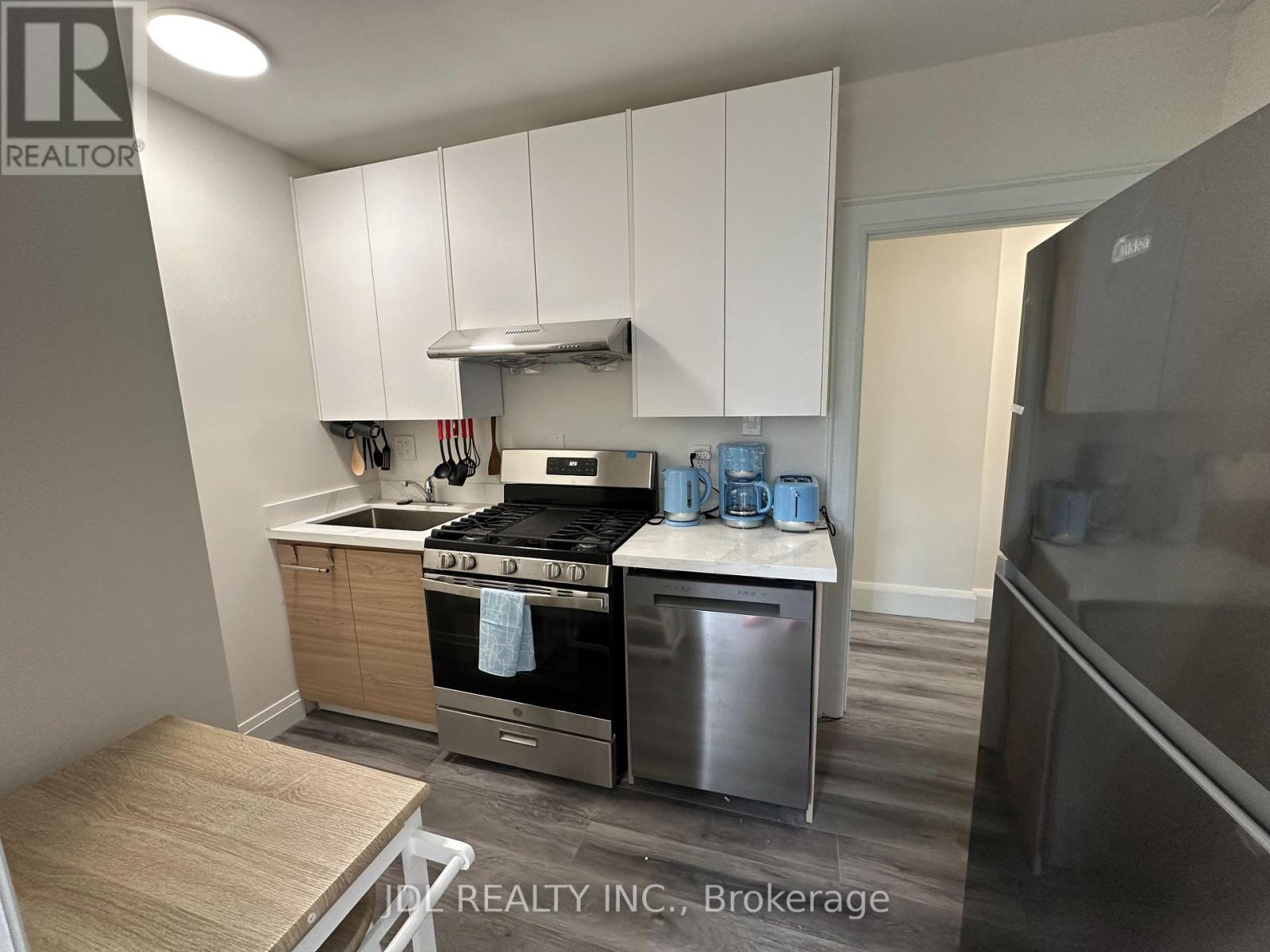 5 - 5 Sorauren Avenue, Toronto, ON - Indoor Photo Showing Kitchen