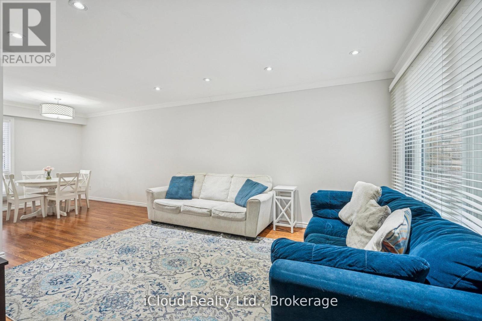 36 Berkshire Square E, Brampton, ON - Indoor Photo Showing Living Room