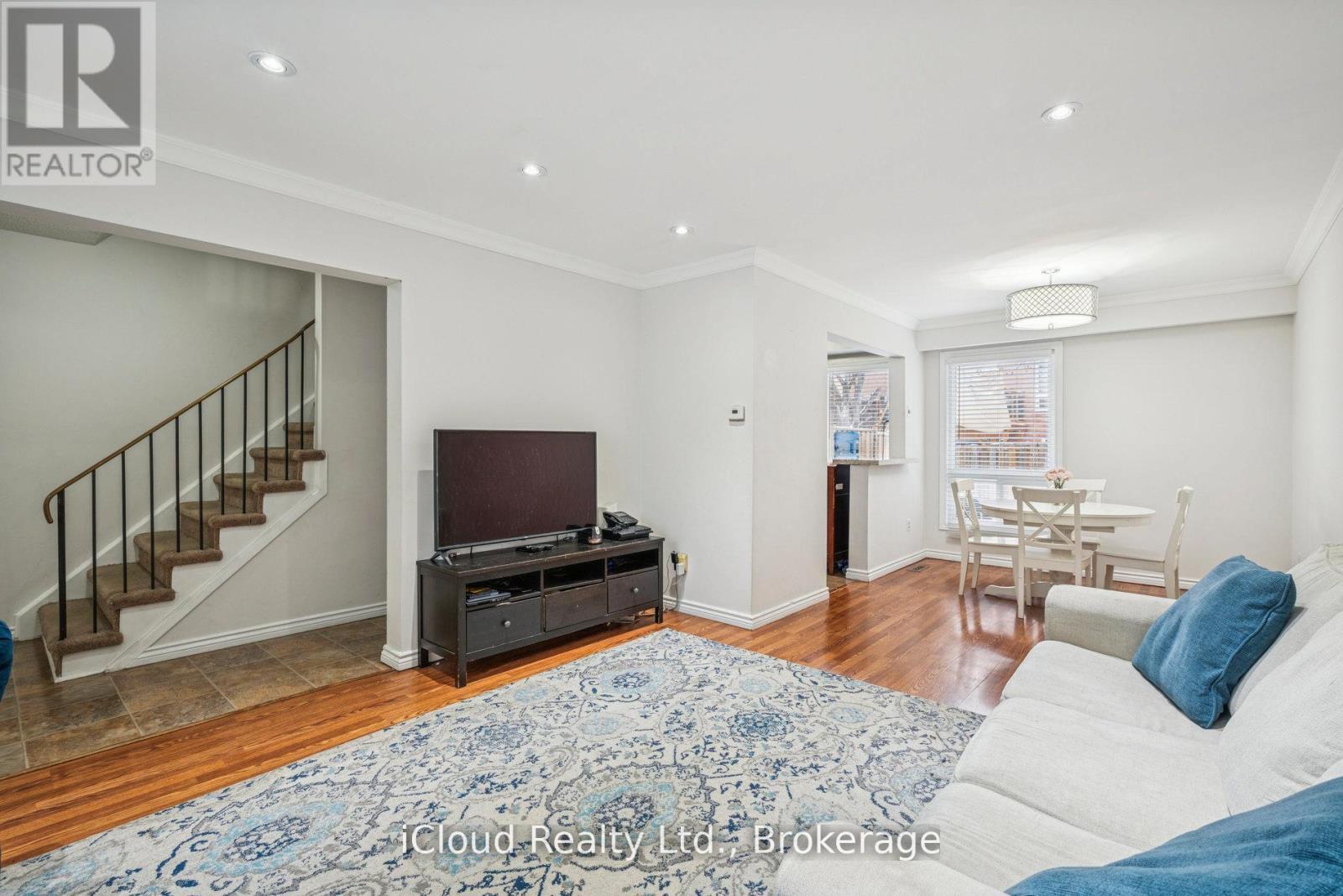 36 Berkshire Square E, Brampton, ON - Indoor Photo Showing Living Room