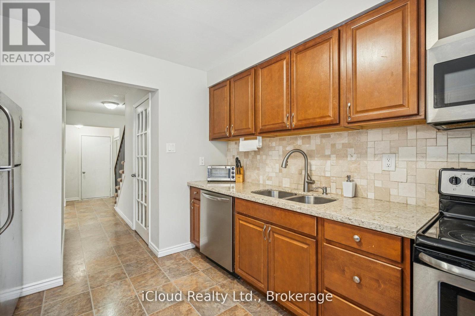 36 Berkshire Square E, Brampton, ON - Indoor Photo Showing Kitchen With Double Sink