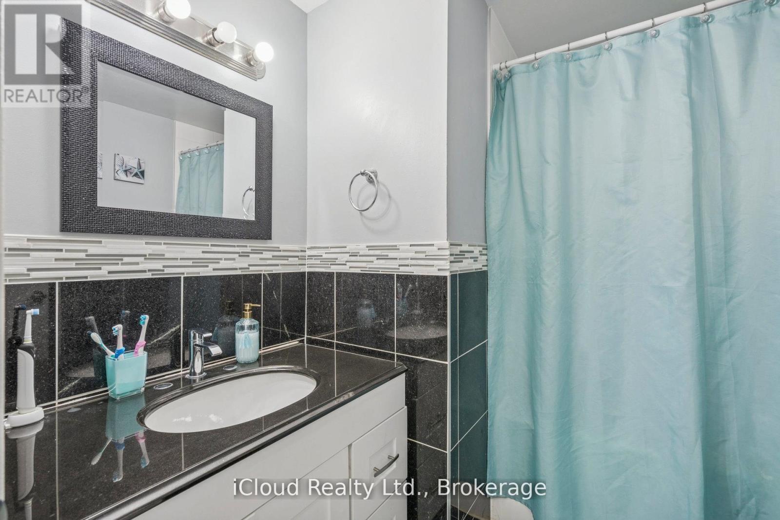 36 Berkshire Square E, Brampton, ON - Indoor Photo Showing Bathroom