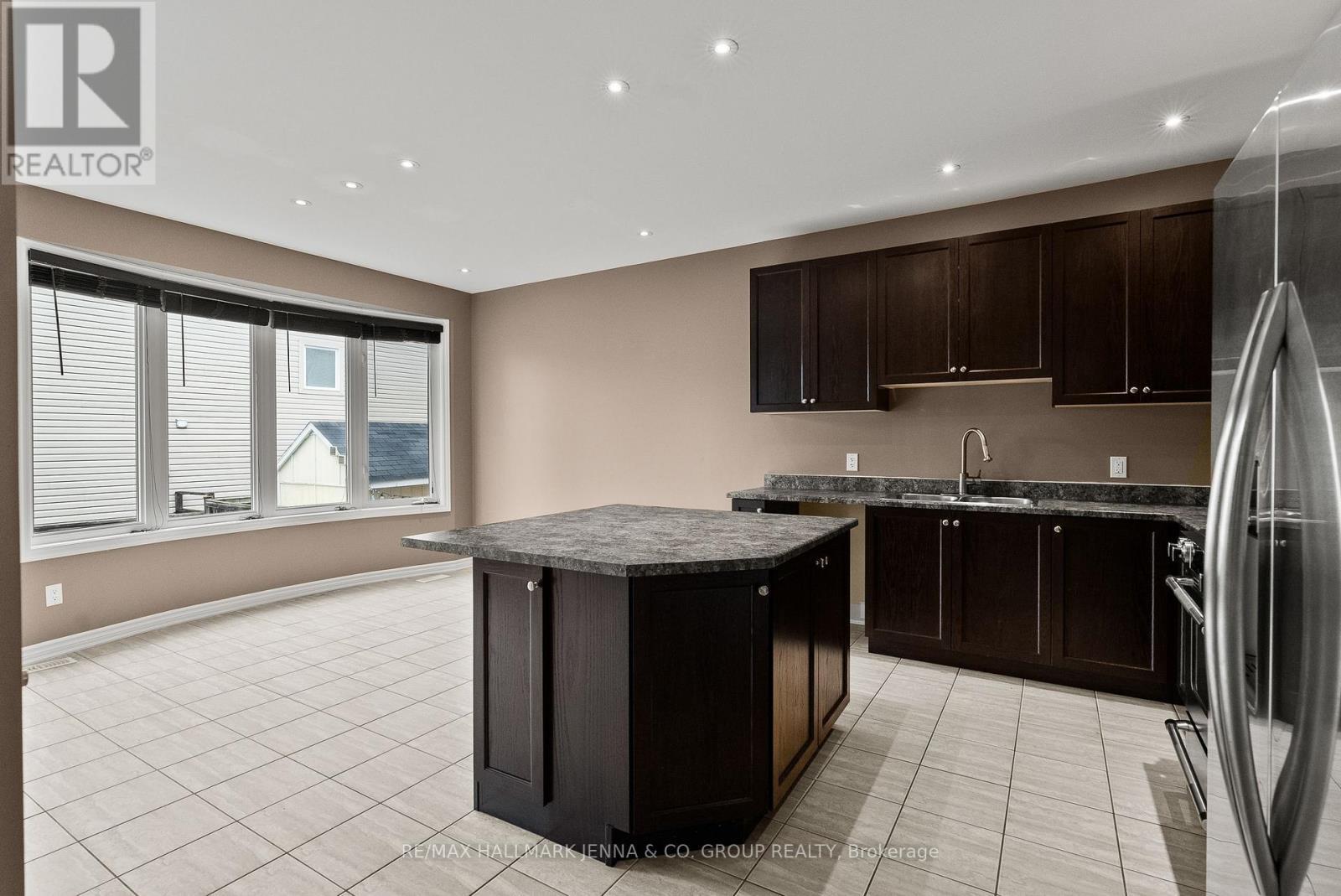 326 Gallantry Way, Ottawa, ON - Indoor Photo Showing Kitchen