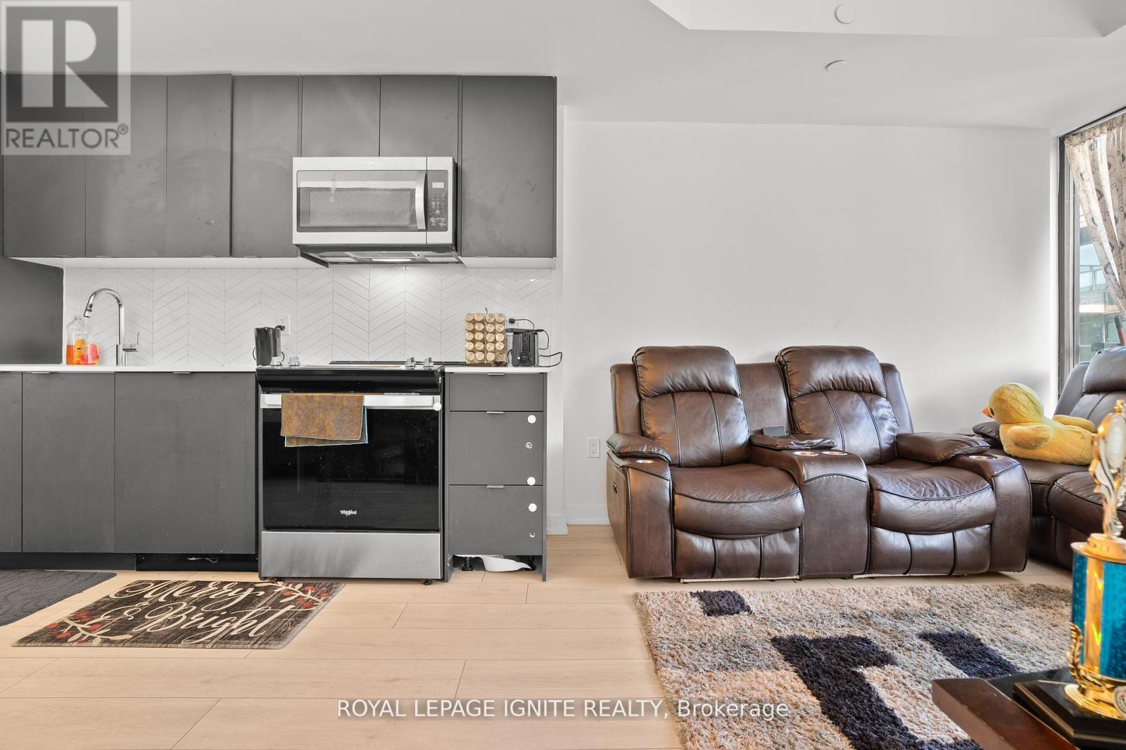 414 - 1604(B) Charles Street, Whitby, ON - Indoor Photo Showing Kitchen