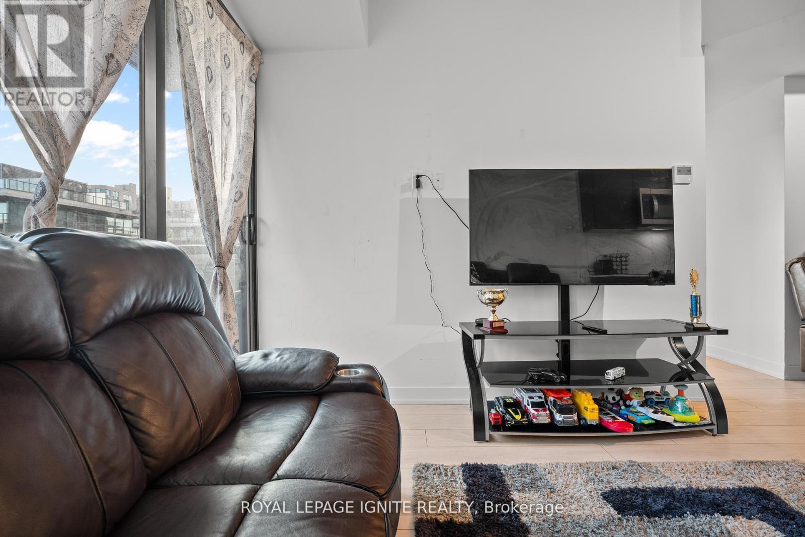 414 - 1604(B) Charles Street, Whitby, ON - Indoor Photo Showing Living Room