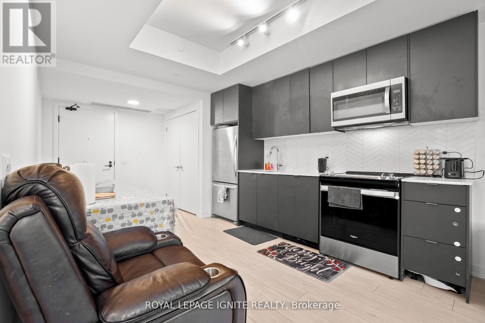 414 - 1604(B) Charles Street, Whitby, ON - Indoor Photo Showing Kitchen