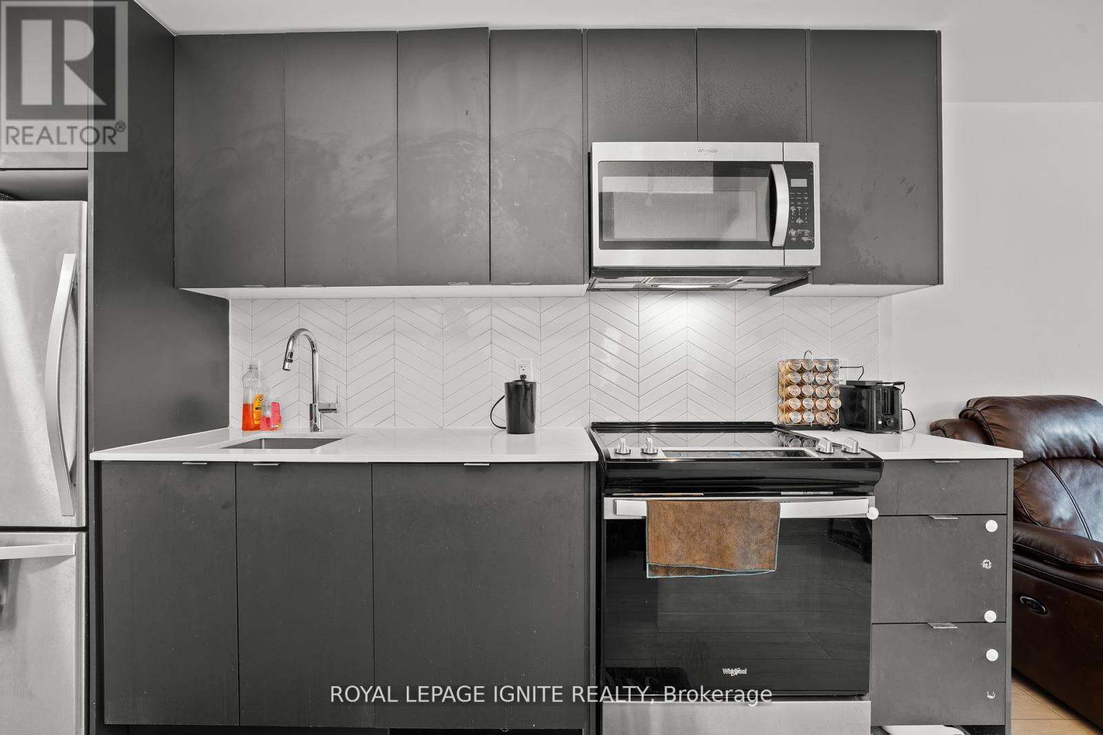 414 - 1604(B) Charles Street, Whitby, ON - Indoor Photo Showing Kitchen With Upgraded Kitchen