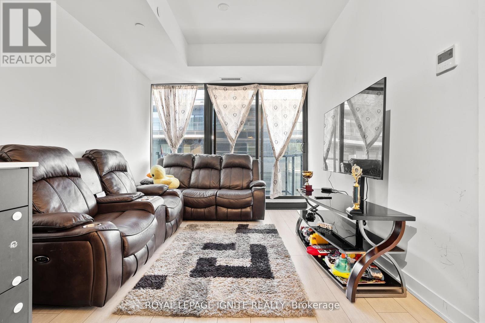 414 - 1604(B) Charles Street, Whitby, ON - Indoor Photo Showing Living Room