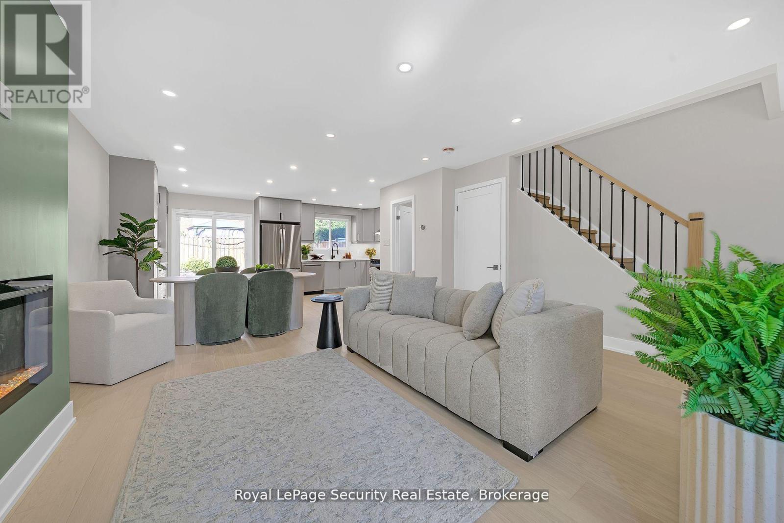 74 Andrea Lane, Vaughan, ON - Indoor Photo Showing Living Room