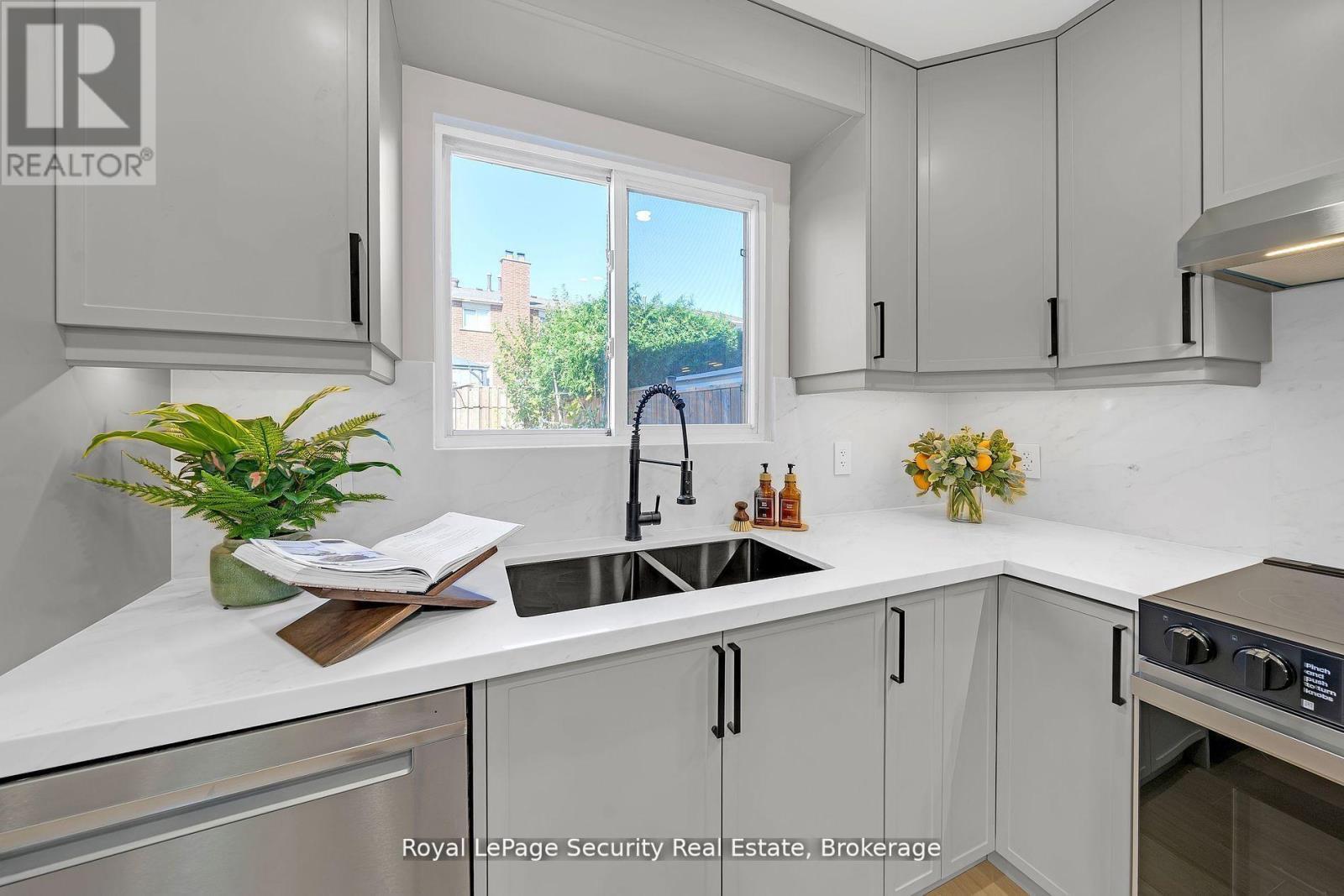 74 Andrea Lane, Vaughan, ON - Indoor Photo Showing Kitchen With Double Sink With Upgraded Kitchen