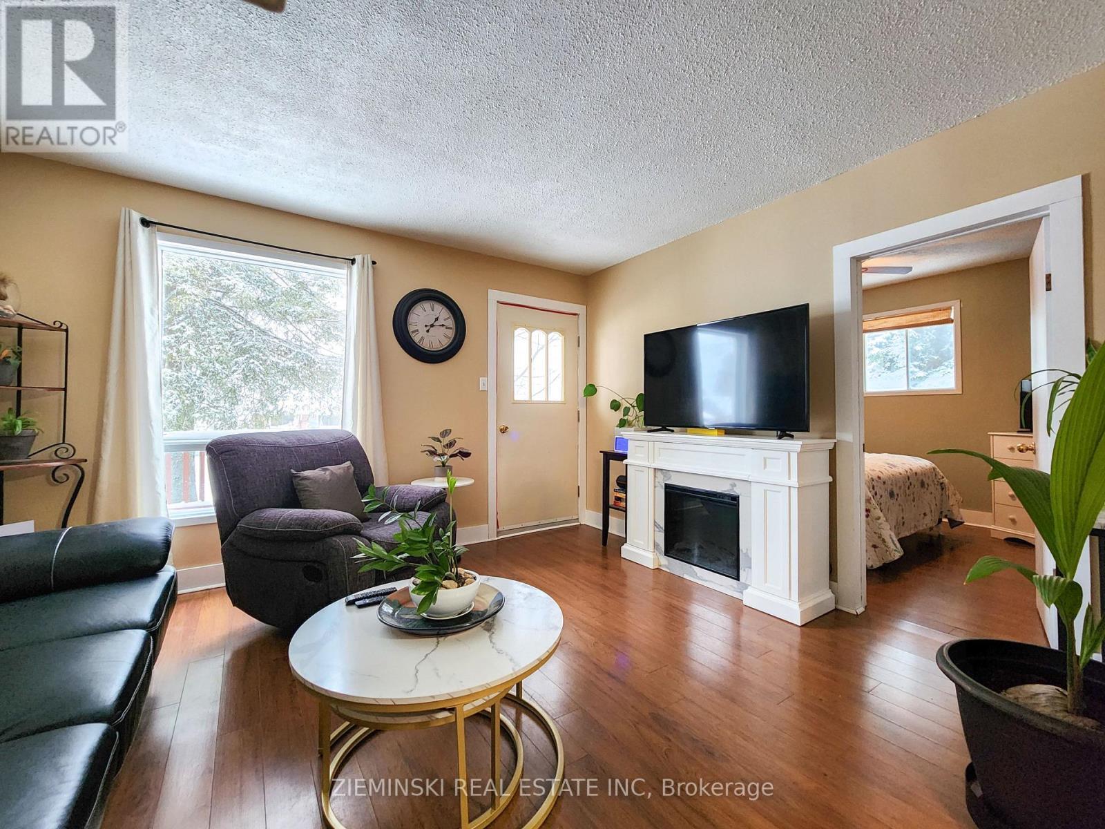 123 Picadilly Circle, Iroquois Falls, ON - Indoor Photo Showing Living Room