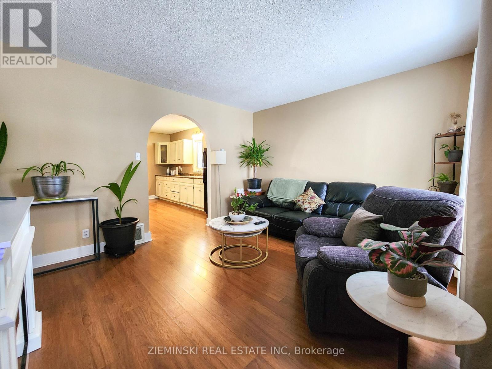 123 Picadilly Circle, Iroquois Falls, ON - Indoor Photo Showing Living Room