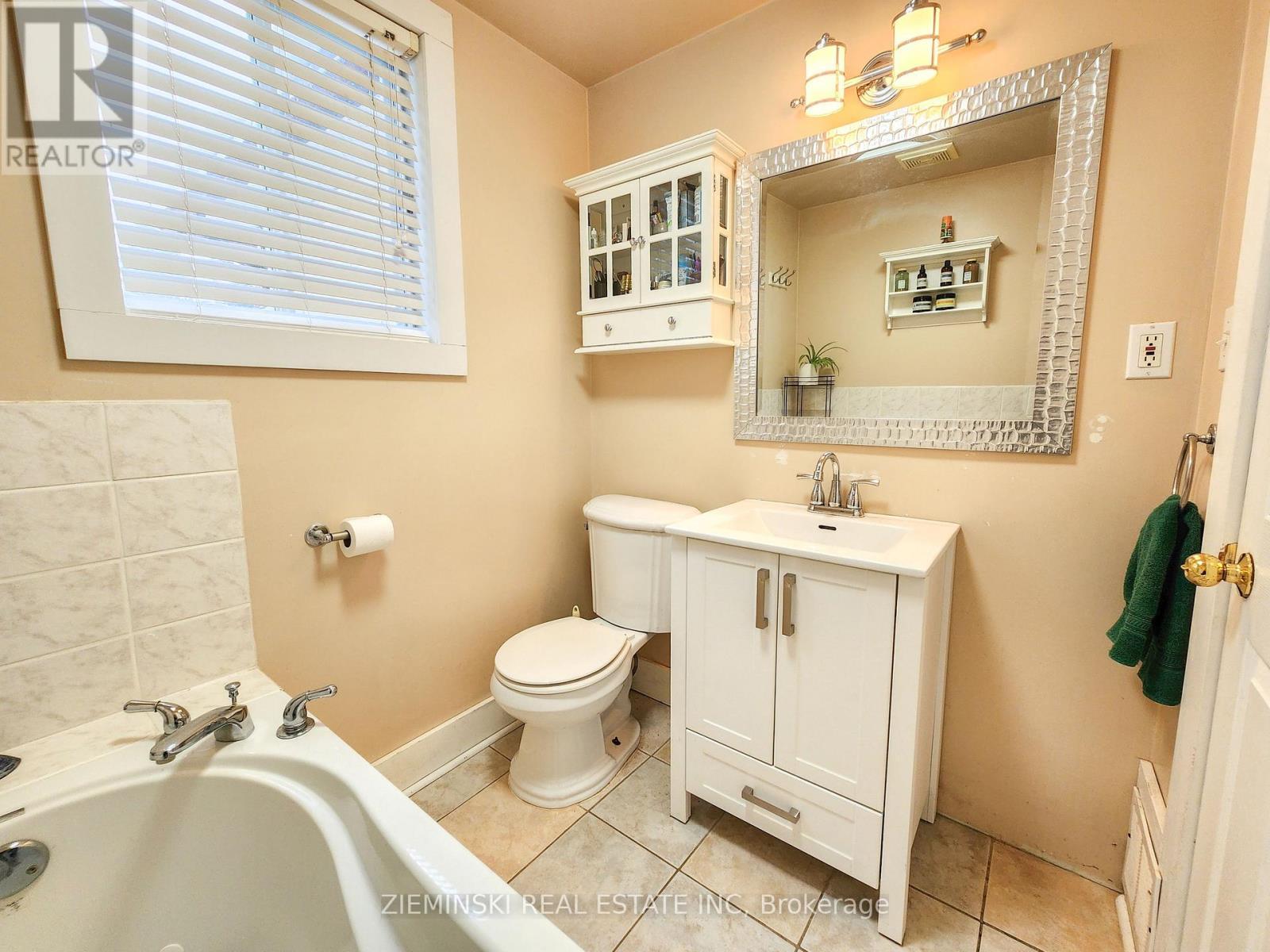 123 Picadilly Circle, Iroquois Falls, ON - Indoor Photo Showing Bathroom