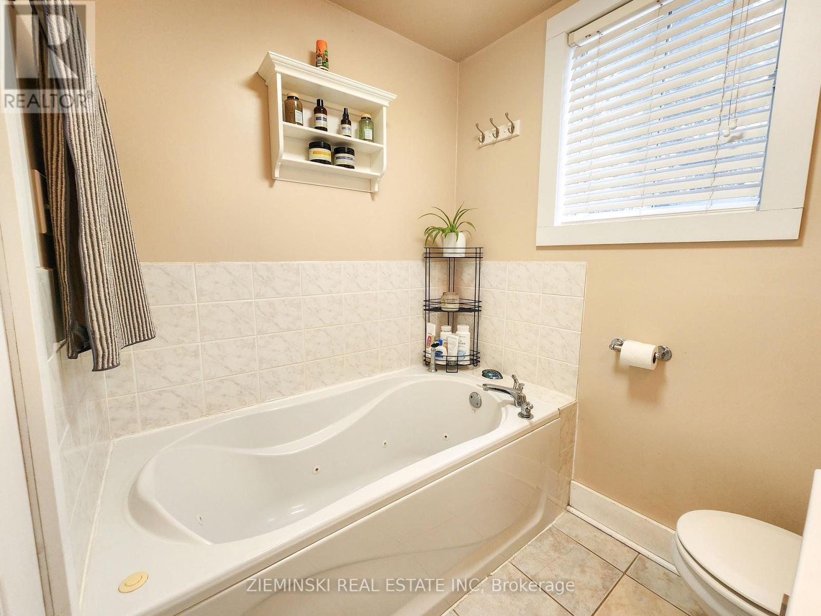 123 Picadilly Circle, Iroquois Falls, ON - Indoor Photo Showing Bathroom