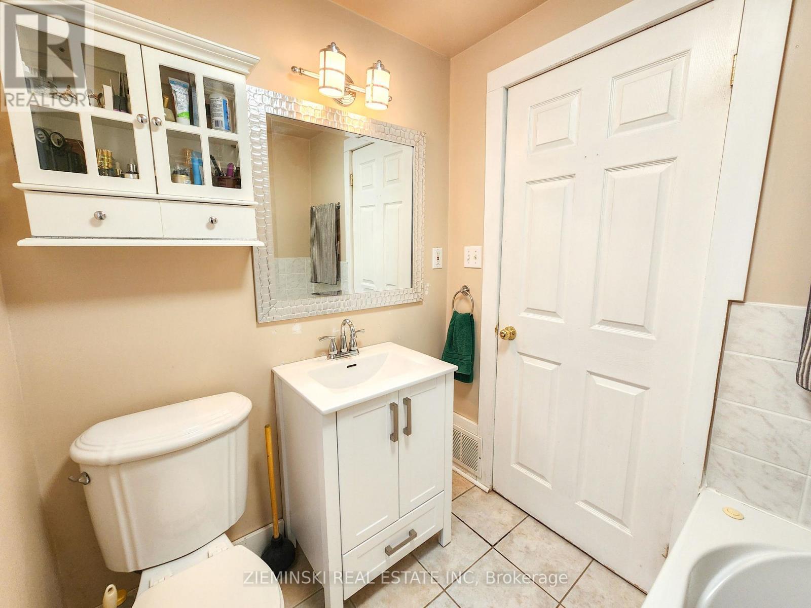 123 Picadilly Circle, Iroquois Falls, ON - Indoor Photo Showing Bathroom
