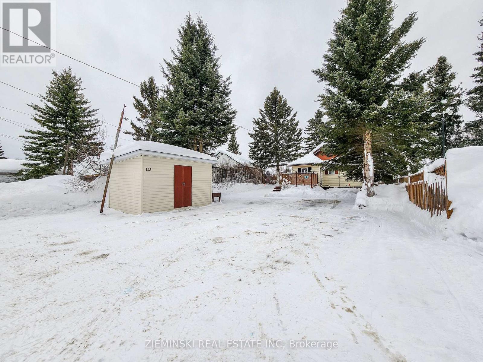 123 Picadilly Circle, Iroquois Falls, ON - Outdoor