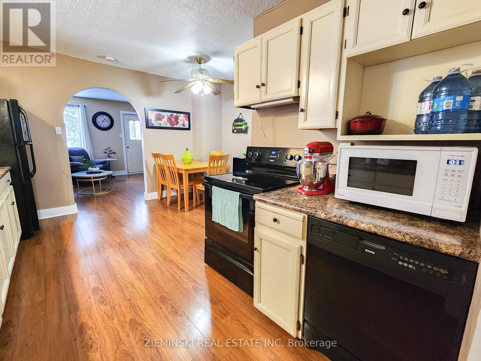 123 Picadilly Circle, Iroquois Falls, ON - Indoor Photo Showing Kitchen