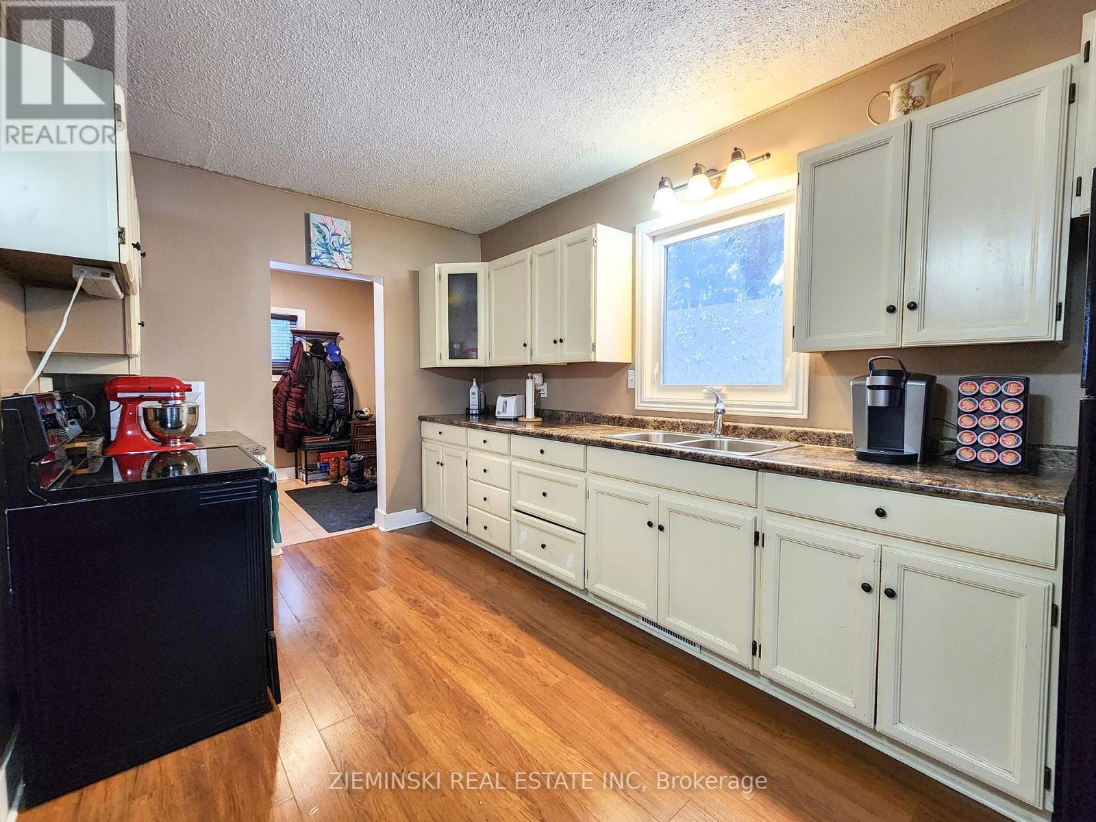 123 Picadilly Circle, Iroquois Falls, ON - Indoor Photo Showing Kitchen With Double Sink