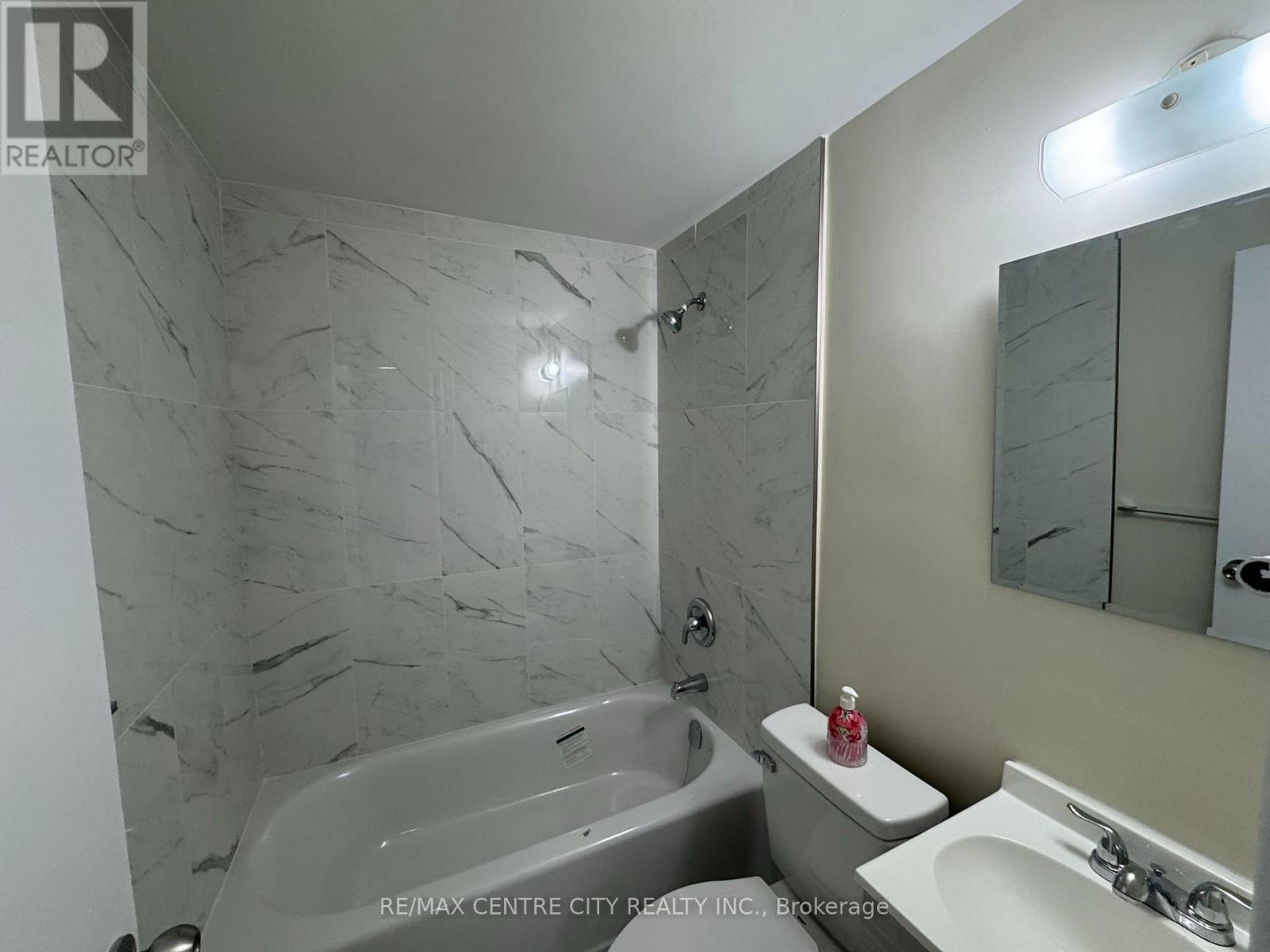 114 - 1825 Whitney Street E, London East (East H), ON - Indoor Photo Showing Bathroom