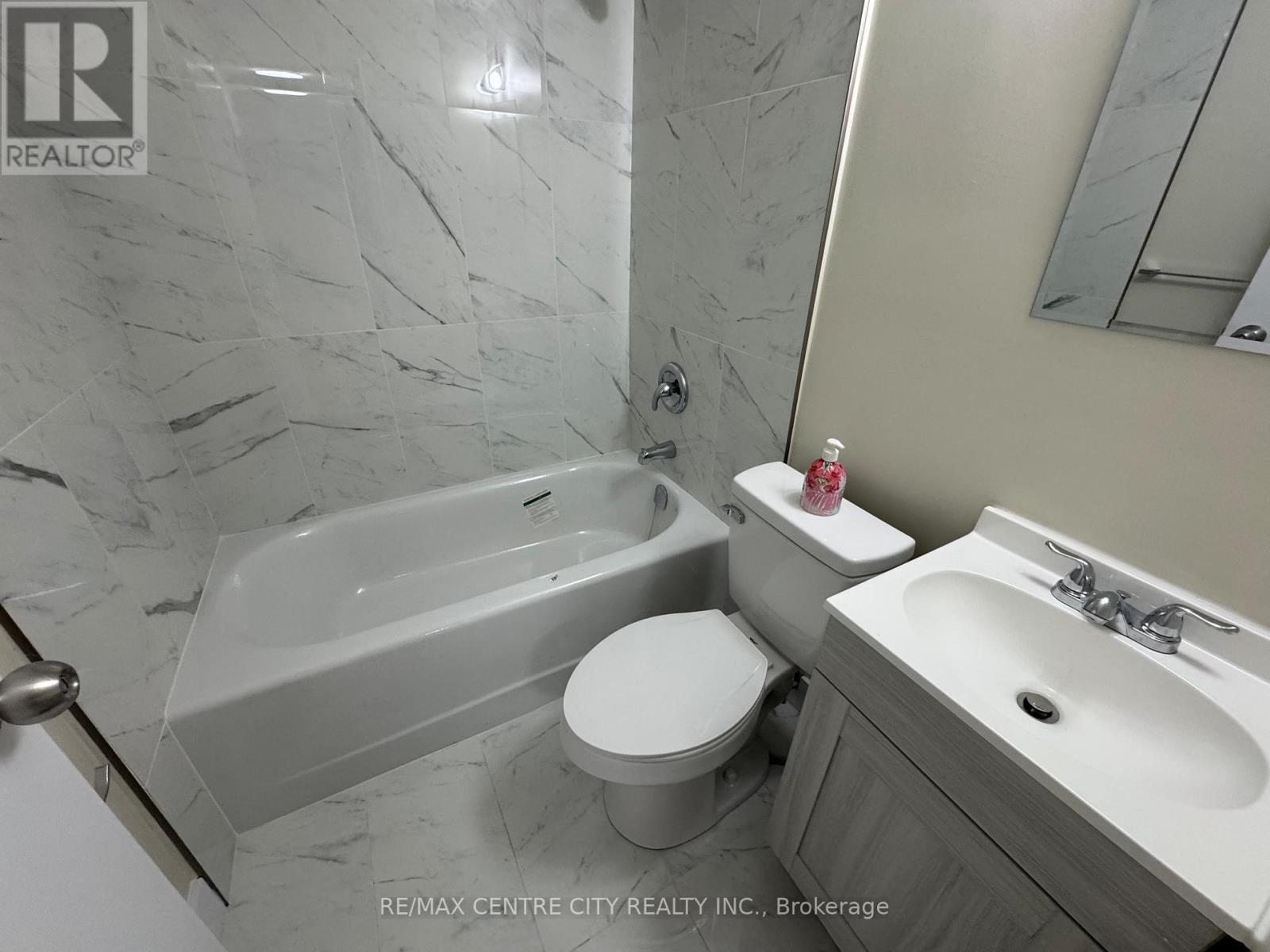 114 - 1825 Whitney Street E, London East (East H), ON - Indoor Photo Showing Bathroom