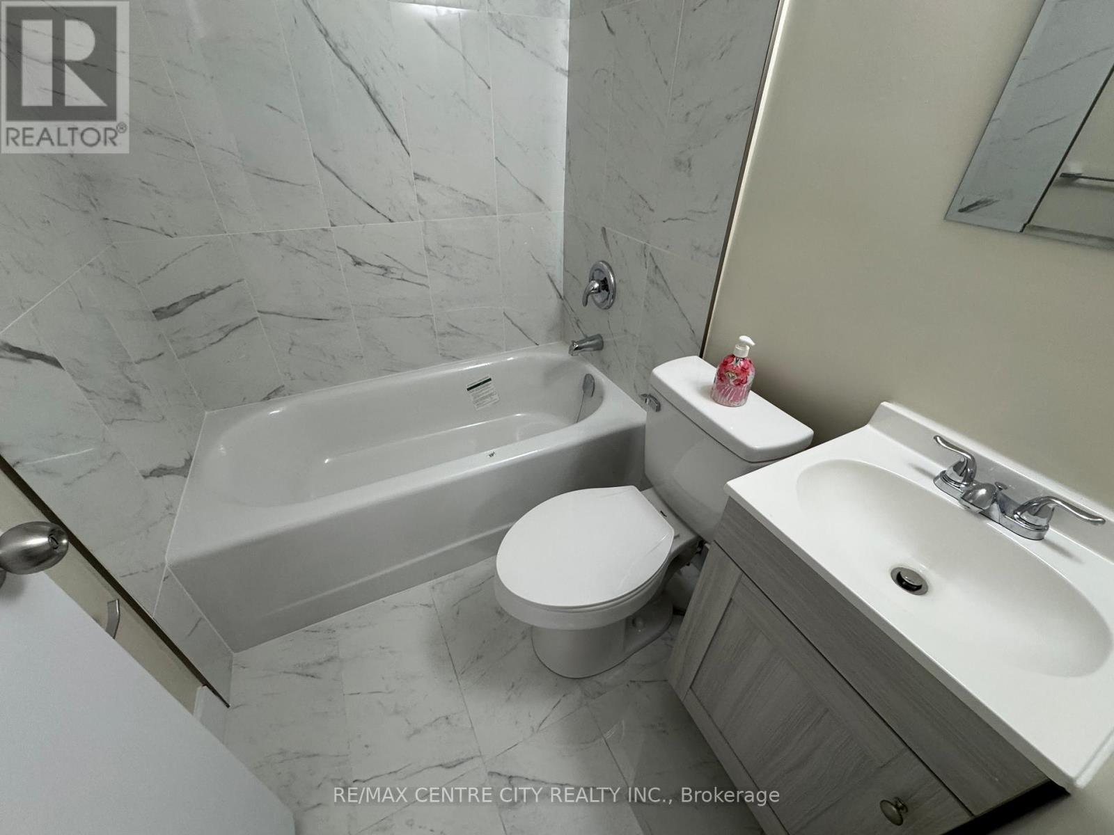 114 - 1825 Whitney Street E, London East (East H), ON - Indoor Photo Showing Bathroom