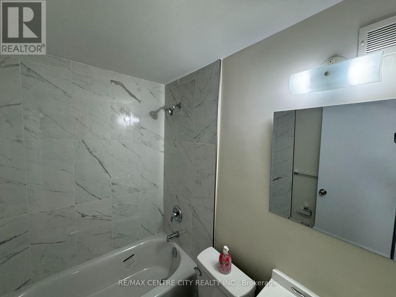 114 - 1825 Whitney Street E, London East (East H), ON - Indoor Photo Showing Bathroom