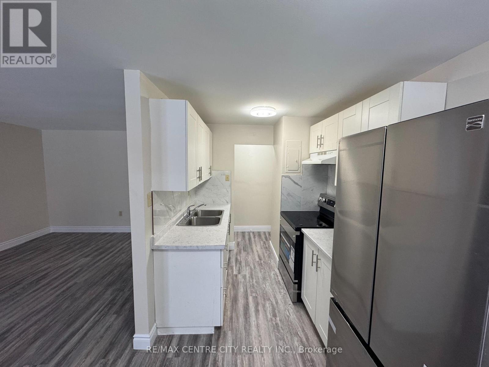 114 - 1825 Whitney Street E, London East (East H), ON - Indoor Photo Showing Kitchen With Double Sink