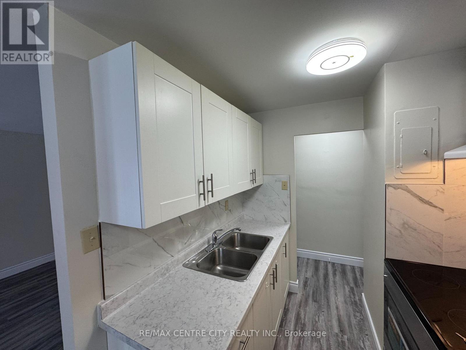 114 - 1825 Whitney Street E, London East (East H), ON - Indoor Photo Showing Kitchen With Double Sink