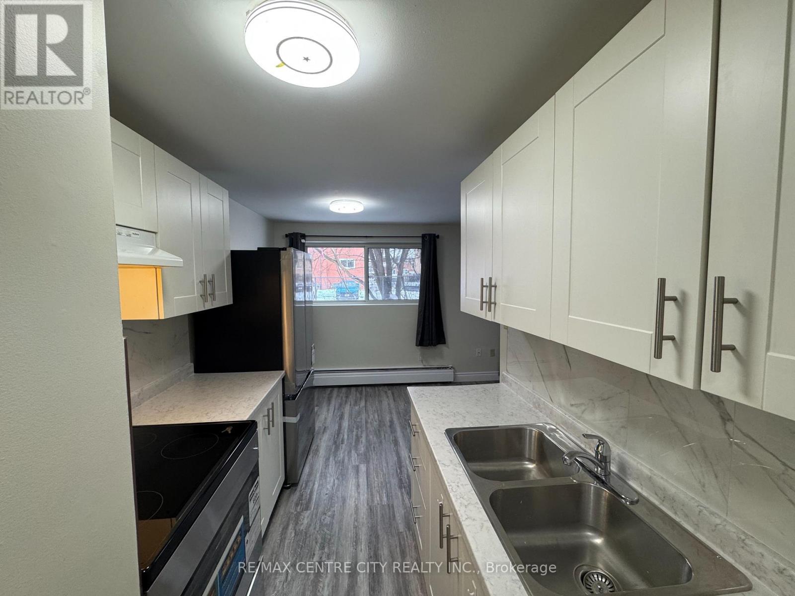 114 - 1825 Whitney Street E, London East (East H), ON - Indoor Photo Showing Kitchen With Double Sink