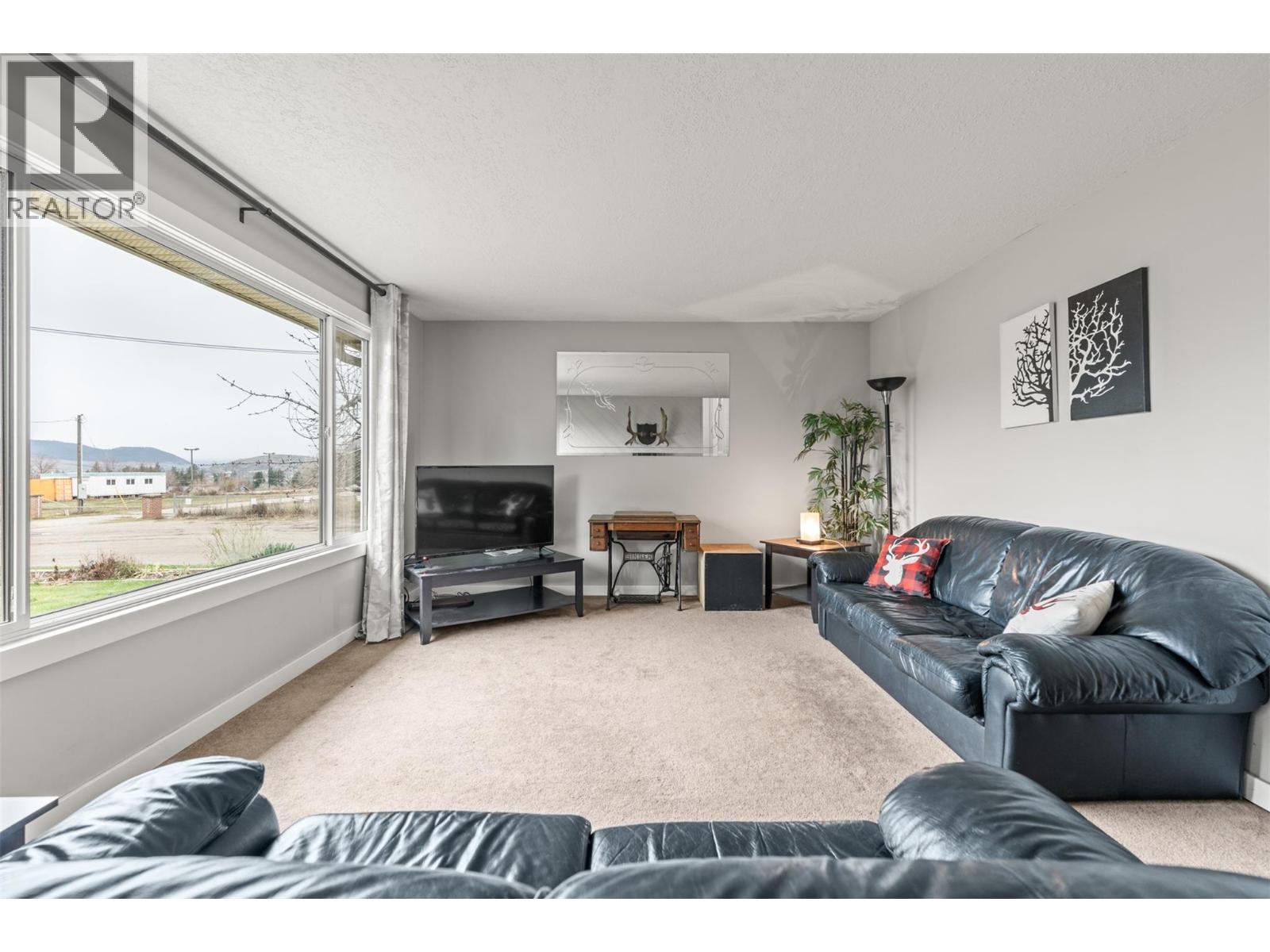5207 Alain Road, Vernon, BC - Indoor Photo Showing Living Room