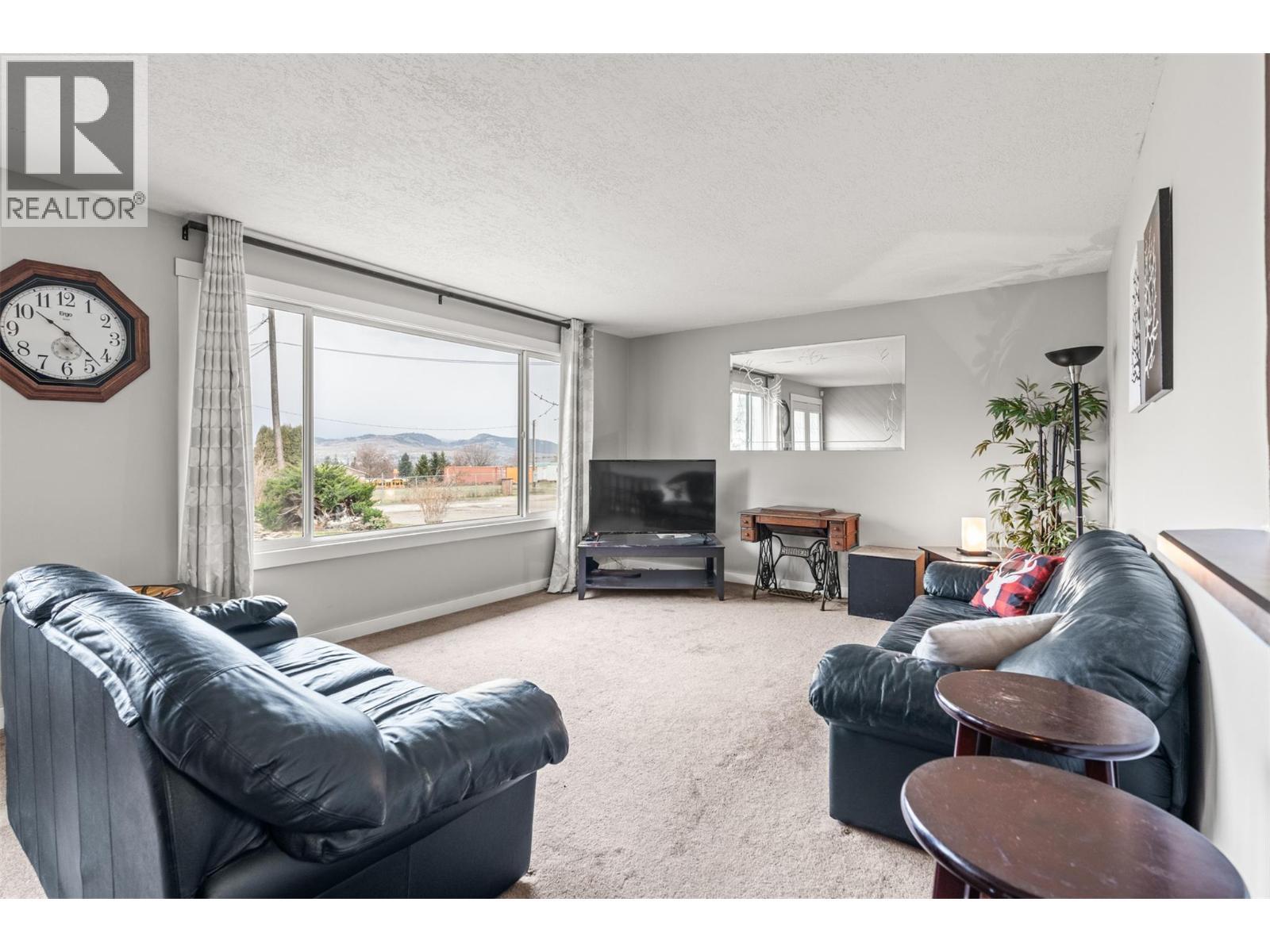 5207 Alain Road, Vernon, BC - Indoor Photo Showing Living Room