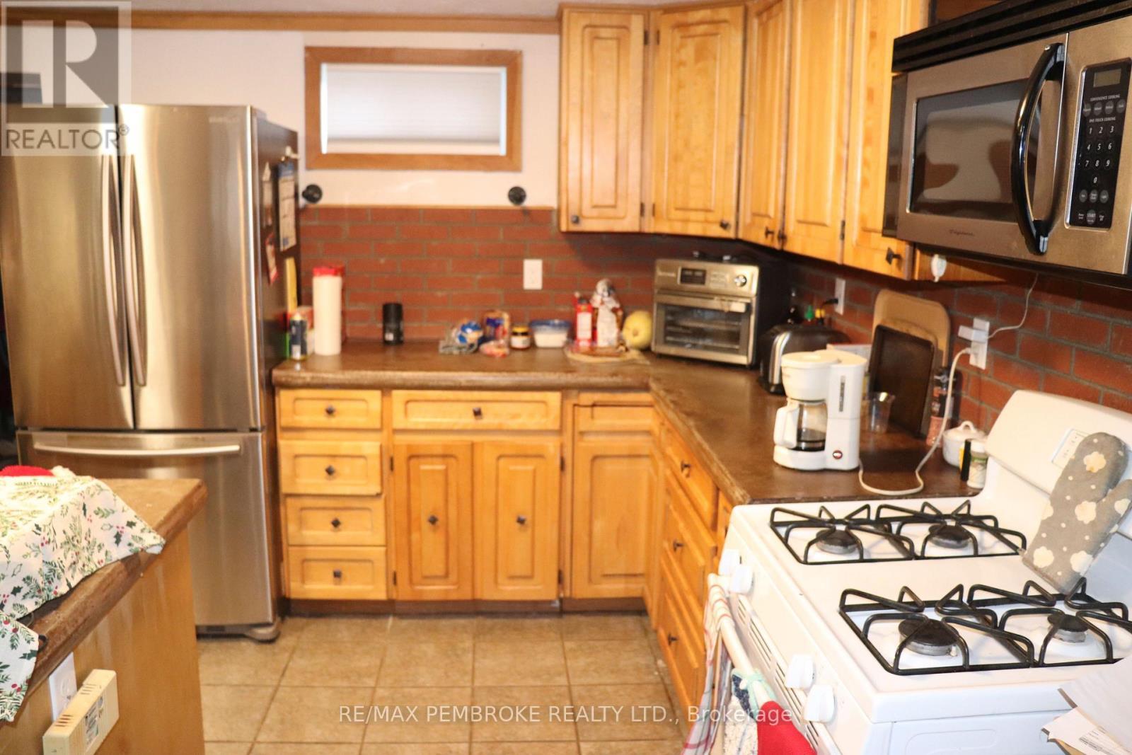 240 Dunlop Street, Pembroke, ON - Indoor Photo Showing Kitchen