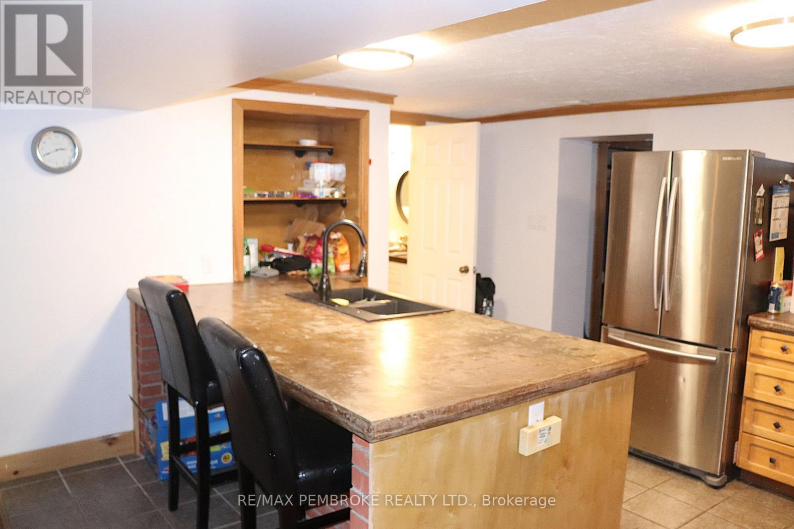 240 Dunlop Street, Pembroke, ON - Indoor Photo Showing Other Room