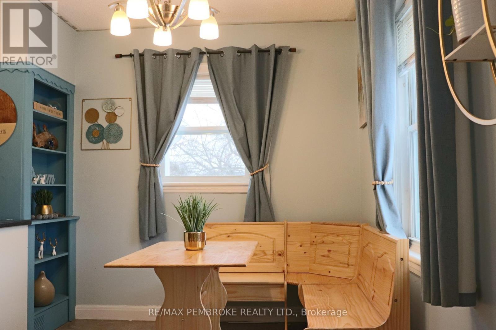 240 Dunlop Street, Pembroke, ON - Indoor