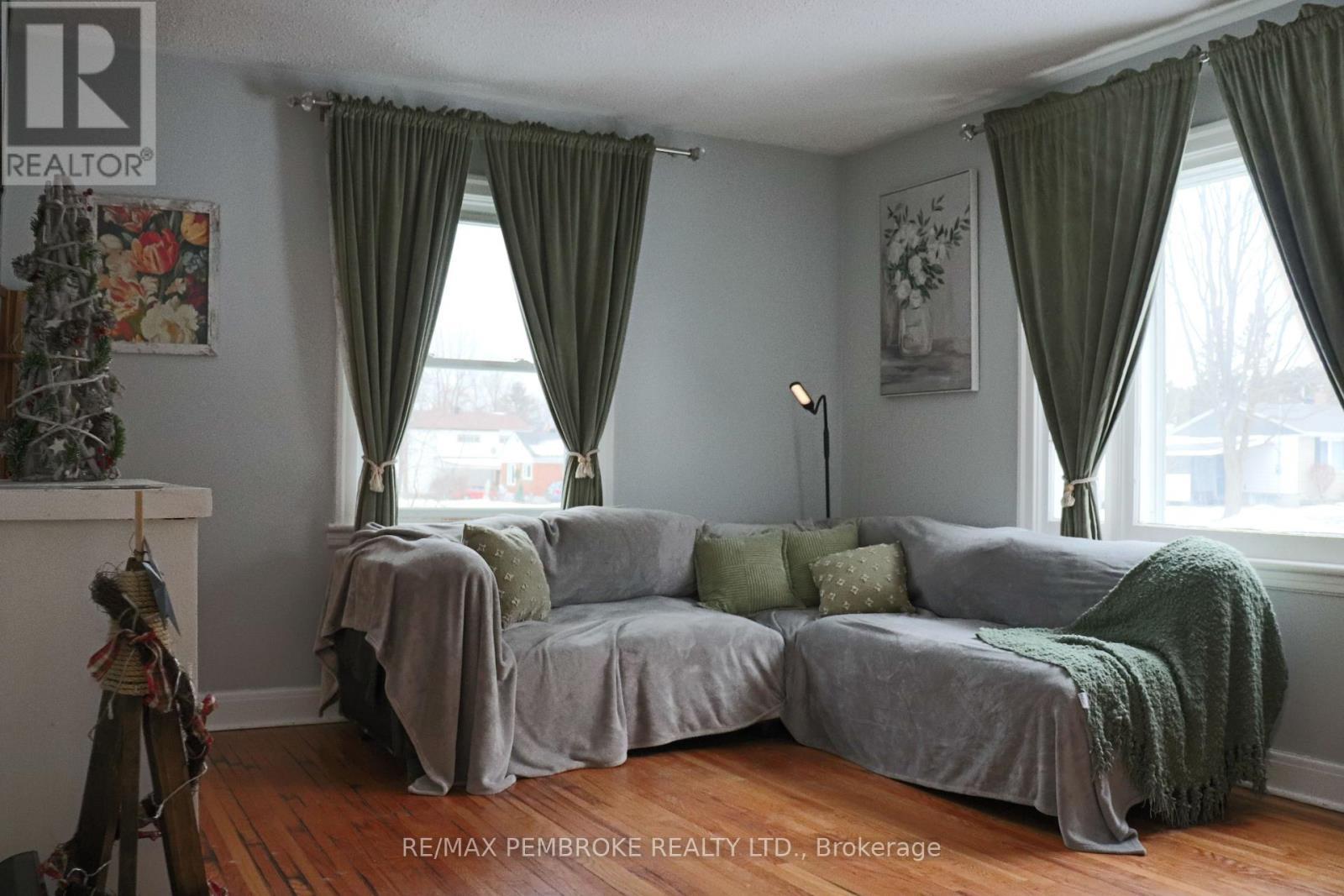 240 Dunlop Street, Pembroke, ON - Indoor