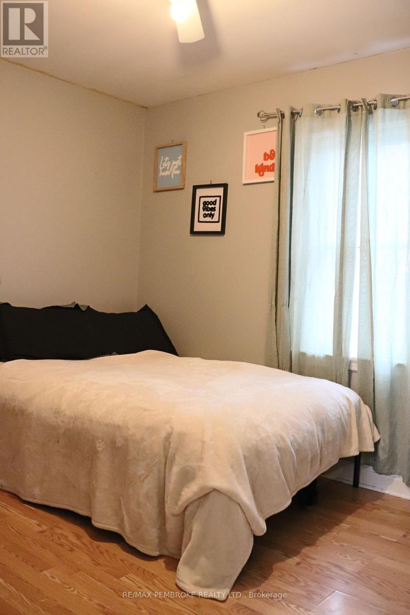 240 Dunlop Street, Pembroke, ON - Indoor Photo Showing Bedroom
