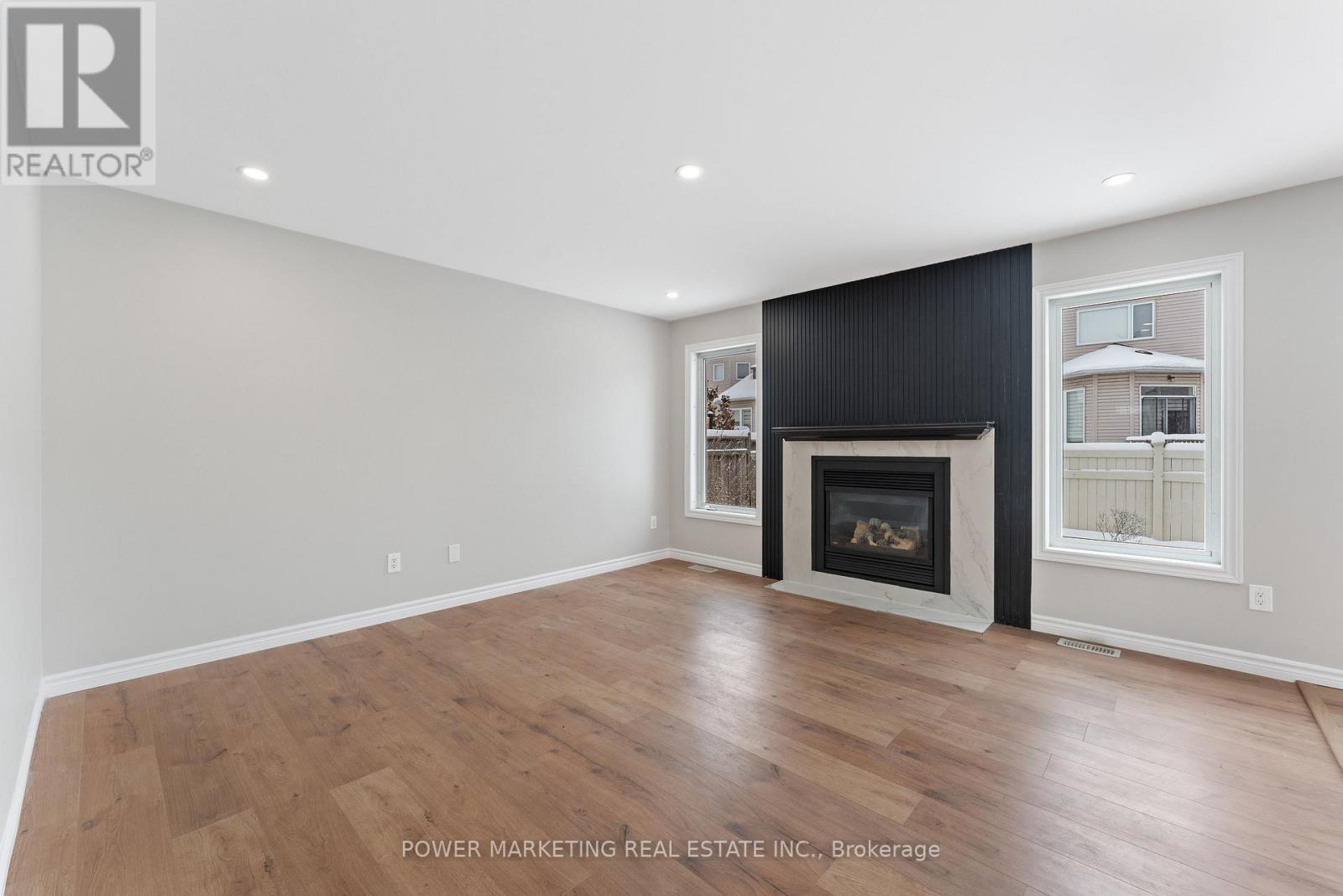 730 Scala Avenue, Ottawa, ON - Indoor Photo Showing Living Room With Fireplace
