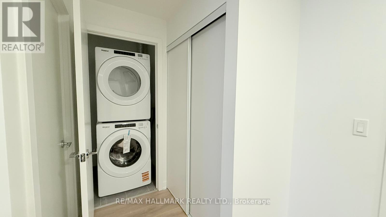 807 - 1037 The Queensway, Toronto, ON - Indoor Photo Showing Laundry Room