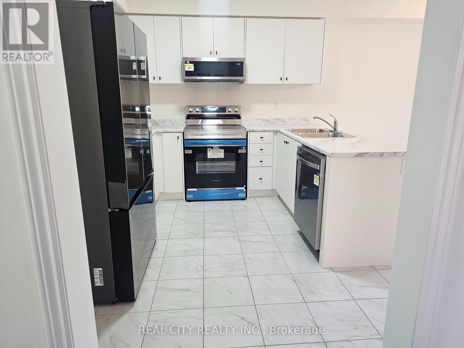 5 Heather Fullerton Road, Georgina, ON - Indoor Photo Showing Kitchen With Double Sink