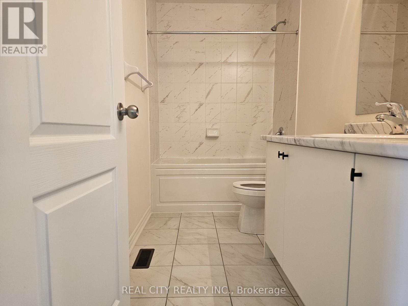 5 Heather Fullerton Road, Georgina, ON - Indoor Photo Showing Bathroom