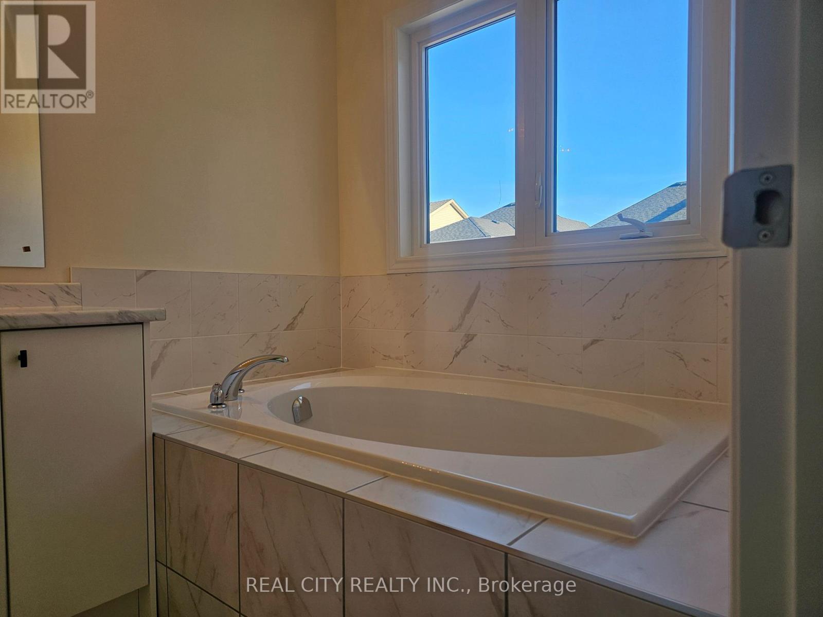 5 Heather Fullerton Road, Georgina, ON - Indoor Photo Showing Bathroom