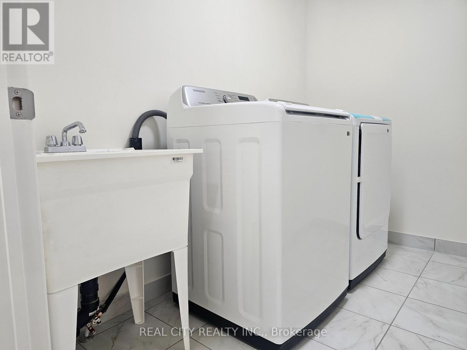 5 Heather Fullerton Road, Georgina, ON - Indoor Photo Showing Laundry Room