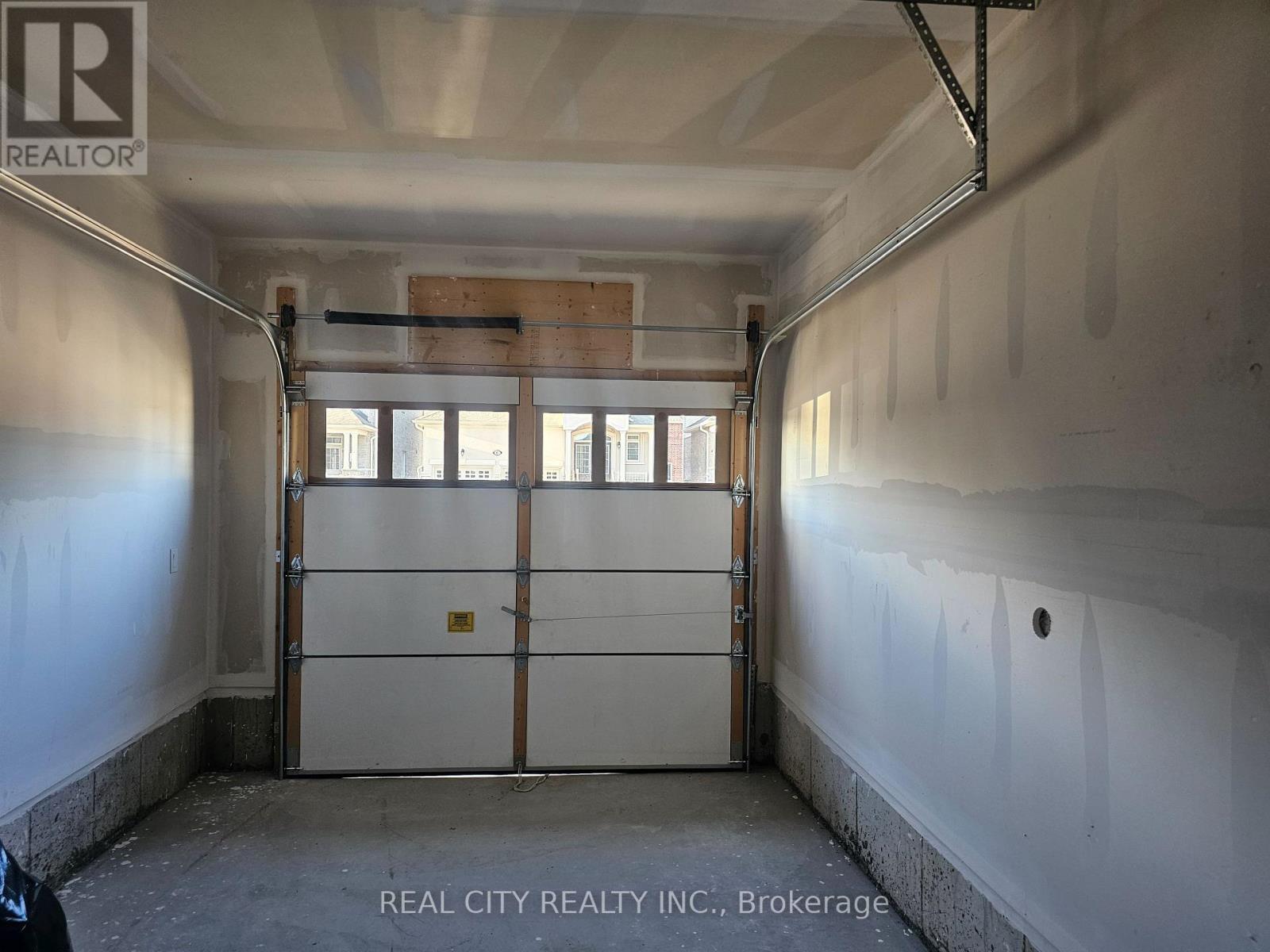 5 Heather Fullerton Road, Georgina, ON - Indoor Photo Showing Garage