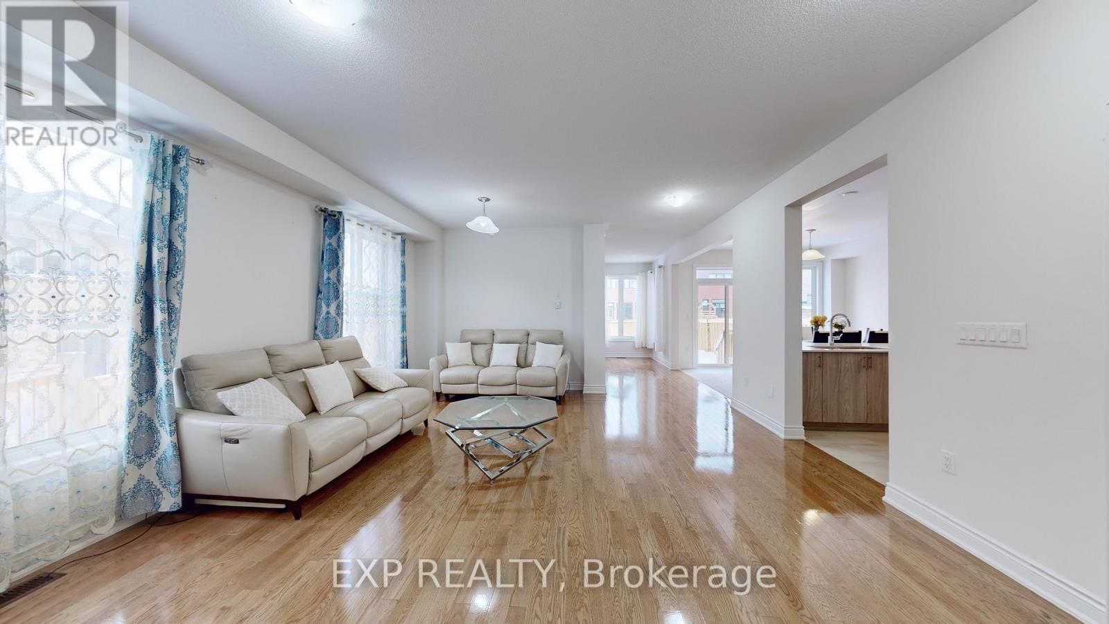 19 Meadow Vista Crescent, East Gwillimbury, ON - Indoor Photo Showing Living Room
