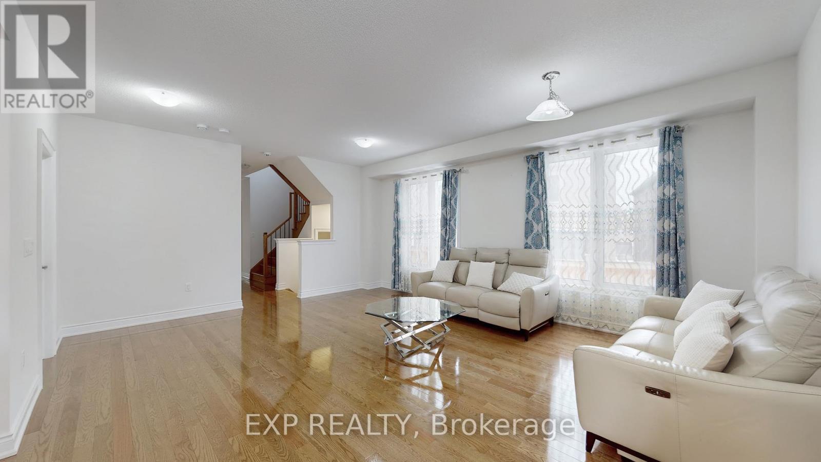 19 Meadow Vista Crescent, East Gwillimbury, ON - Indoor Photo Showing Living Room