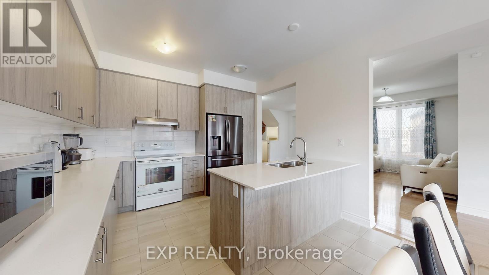 19 Meadow Vista Crescent, East Gwillimbury, ON - Indoor Photo Showing Kitchen With Double Sink