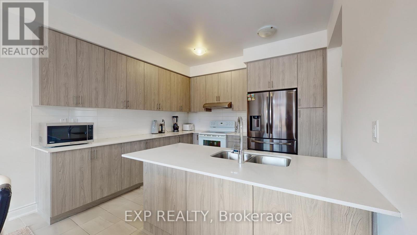 19 Meadow Vista Crescent, East Gwillimbury, ON - Indoor Photo Showing Kitchen With Double Sink